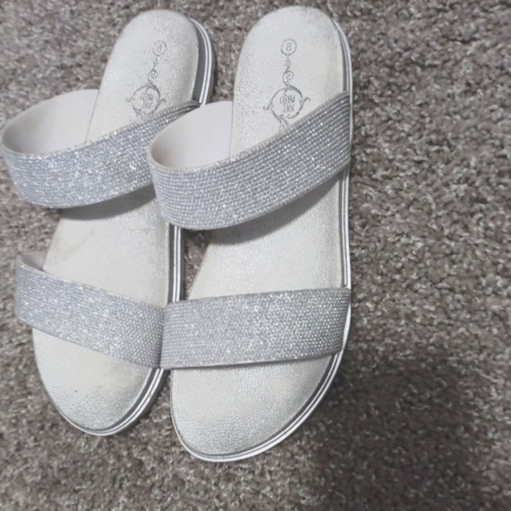 Flat sandal